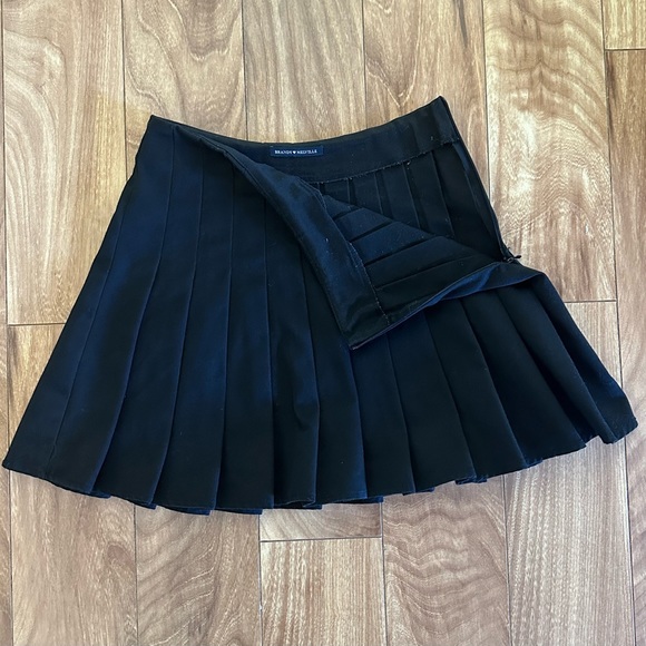 Brandy Melville pleated skirt - Picture 3 of 5